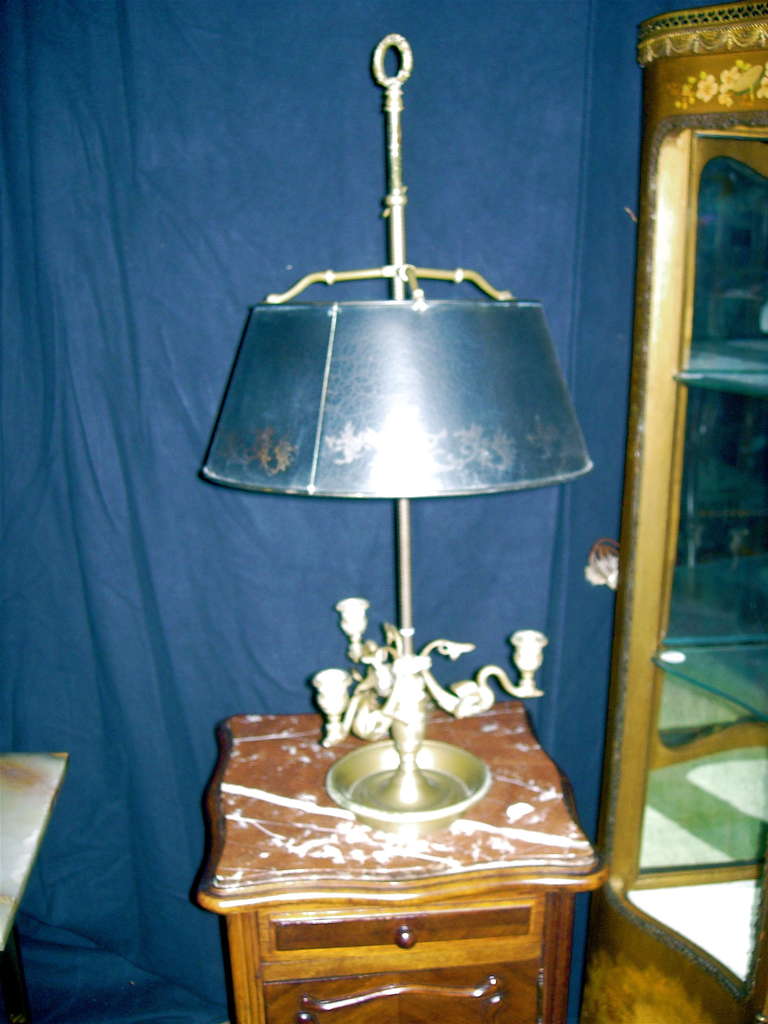 Eine Bronze-Bouillotte-Lampe im Empire-Stil mit drei schwanenförmigen Kerzenarmen, die auf einem runden, gewölbten Sockel stehen, der von einem Tole-Schirm gekrönt wird.