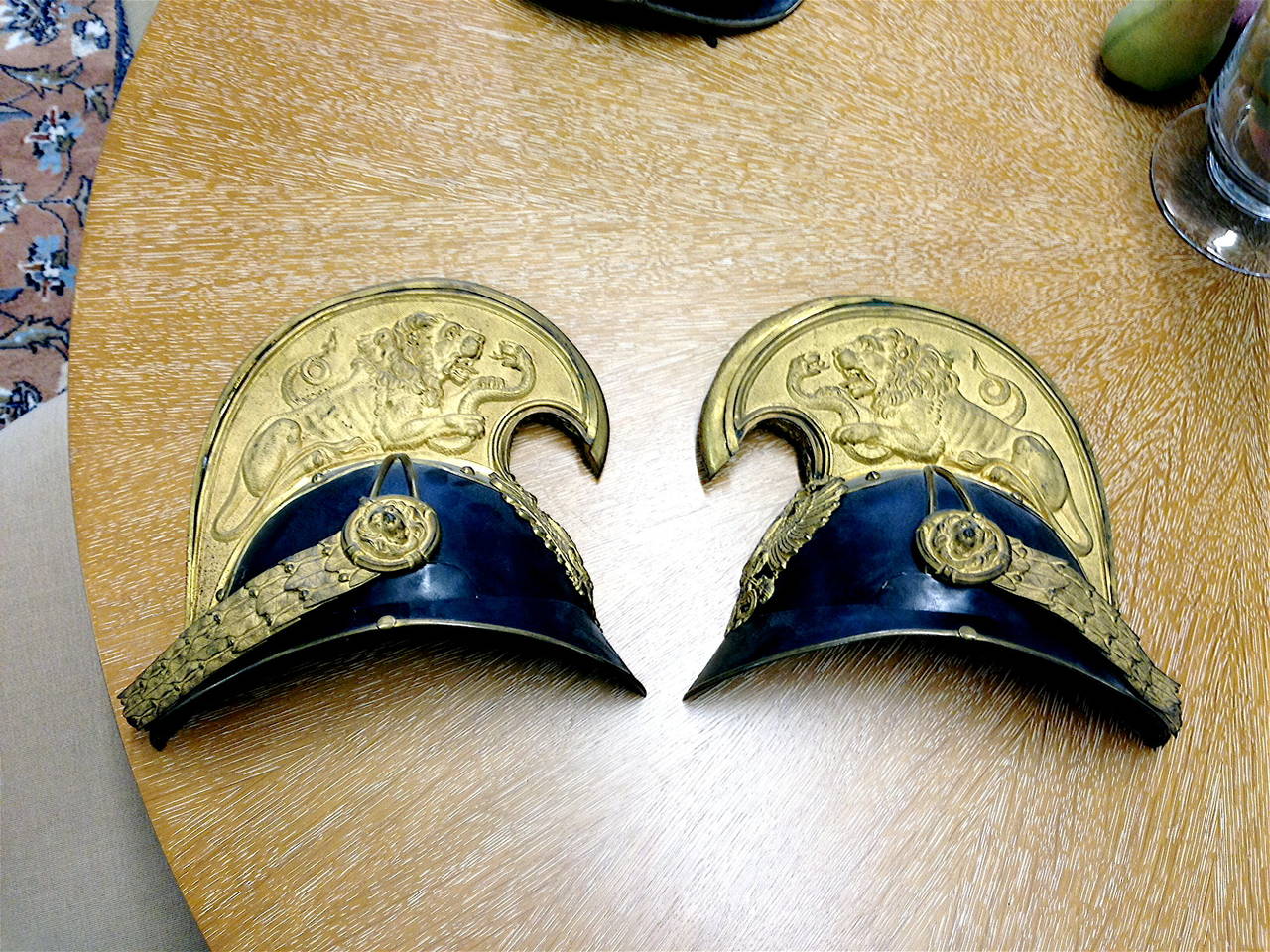 Hübscher österreichischer Helm aus dem 19.
Der Helm ist in zwei Teile geteilt, die bündig an der Wand befestigt werden können.