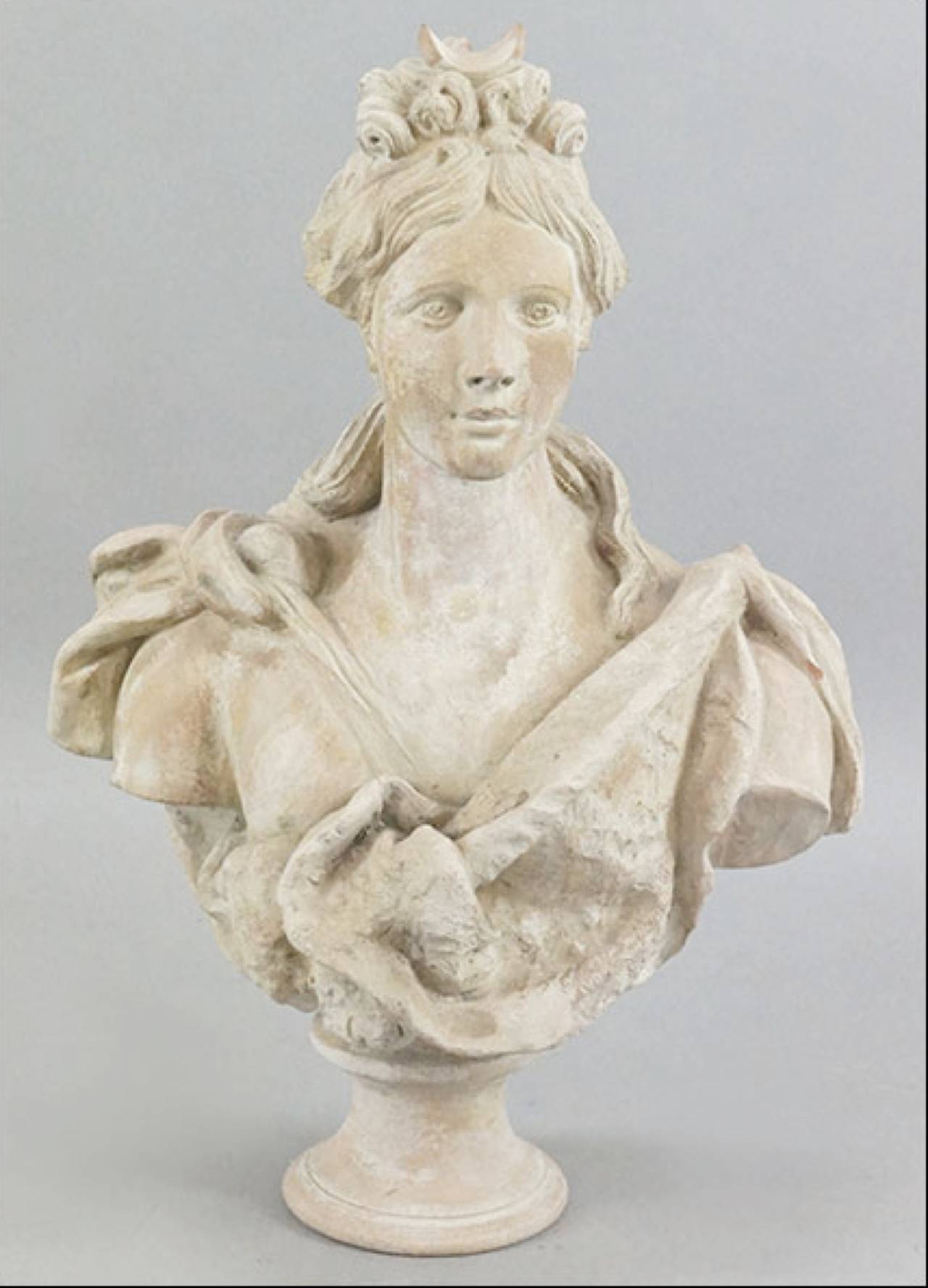 Terre cuite Buste continental majestueux en terre cuite représentant un buste féminin classique.   en vente