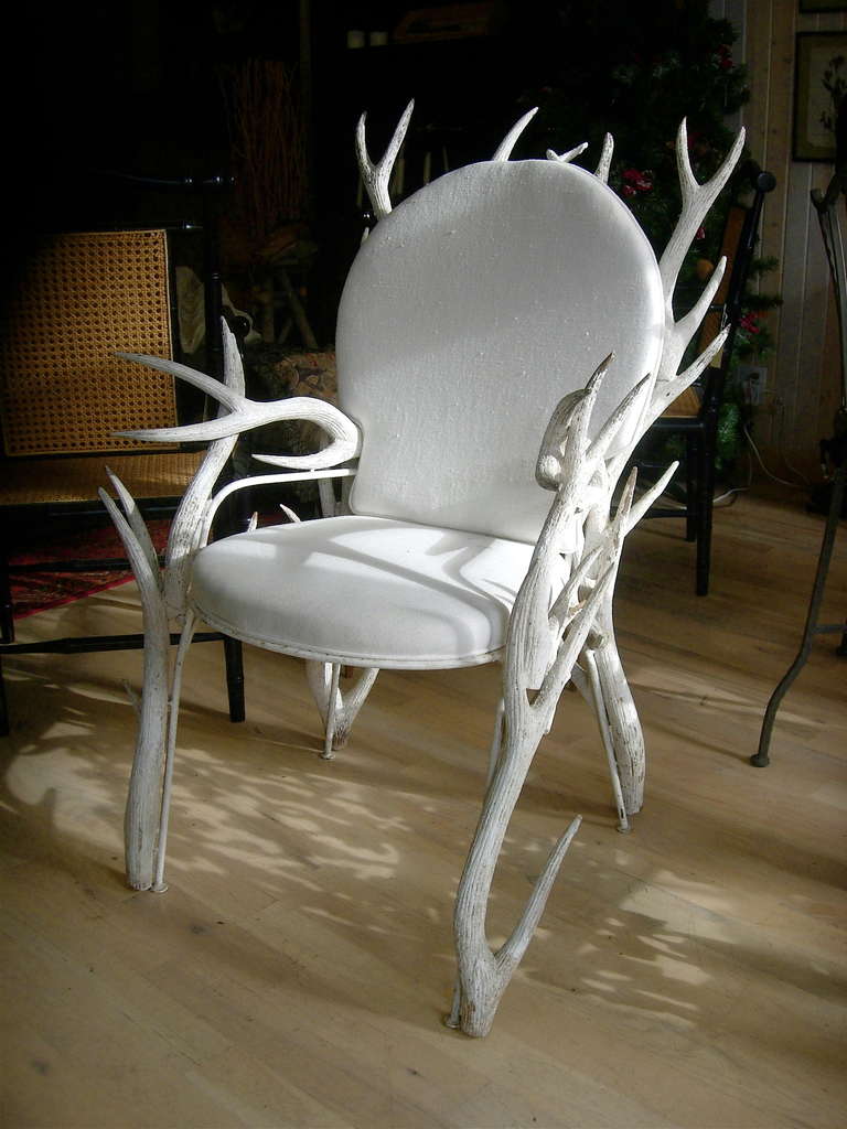 Très sculpturale belle paire de fauteuils Faux Antler en bois sculpté.