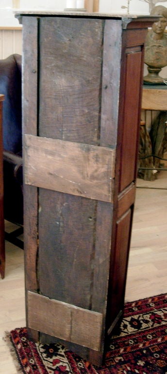 Louis XV Charmante petite armoire en noyer de style provincial français en vente