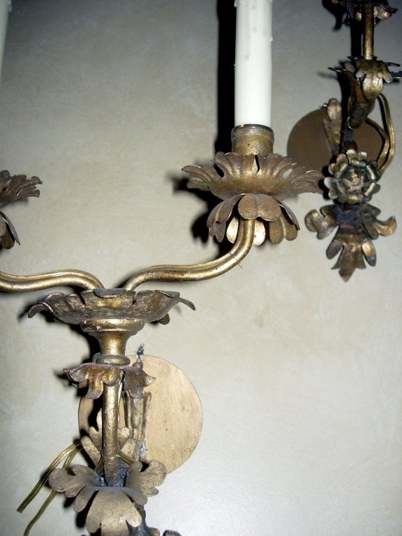 XIXe siècle Paire d'appliques à deux lumières de style Louis XV en métal doré italien en vente