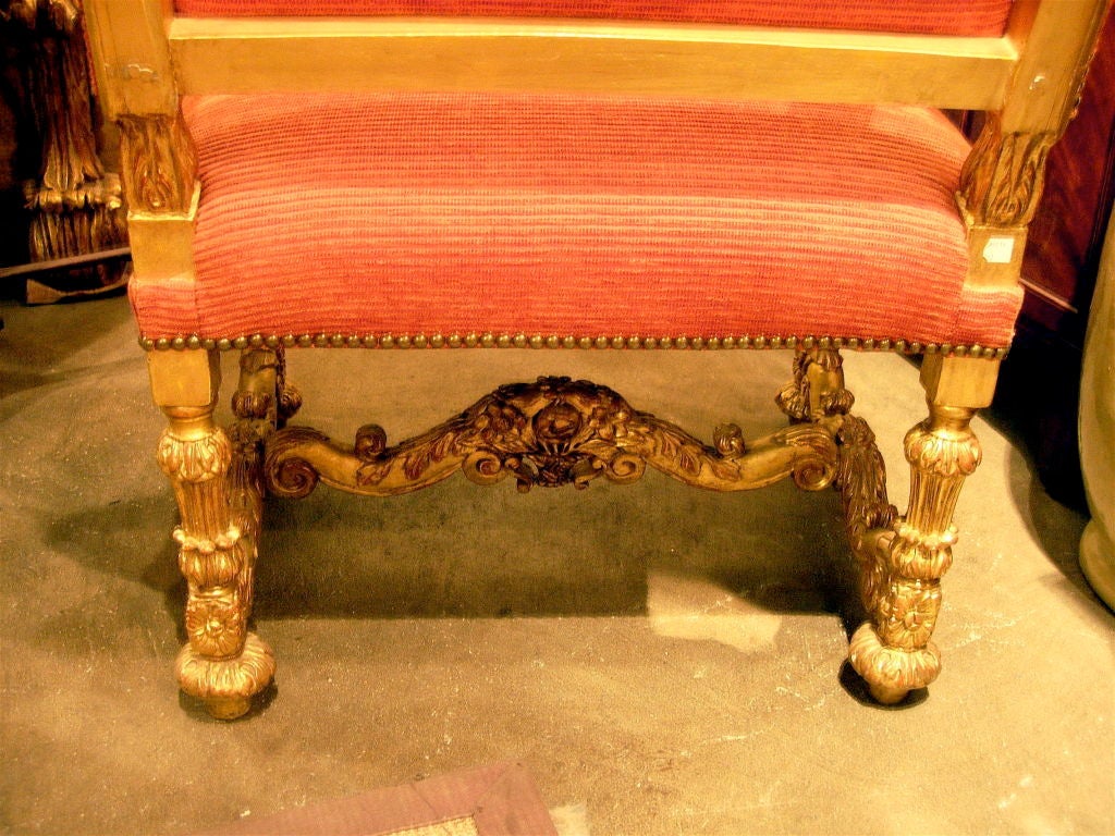 Ein monumentaler Sessel aus vergoldetem Holz im Barockstil des 19. Jahrhunderts, sehr königlich.