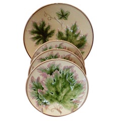 Set di quattro piatti in maiolica con decorazione a foglie