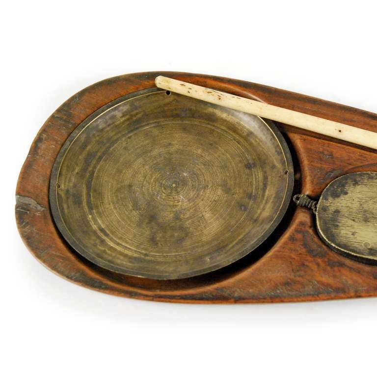 Eine Opiumwaage aus Nordchina aus dem 19. Jahrhundert auf einem speziell angefertigten Ständer. Diese Skala ist aus dem seltenen und kostbaren Huanghuali:: Yellow Rosewood:: gefertigt. 

Pagode Rot Kollektion #K072