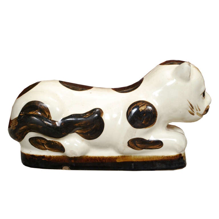 A 19th century Chinese porcelain cat-form pillow with brown painted decoration.

Pagoda Red Collection #:  CMK004

Keywords:  Chinese, China, pillow, head rest, sculpture, statue