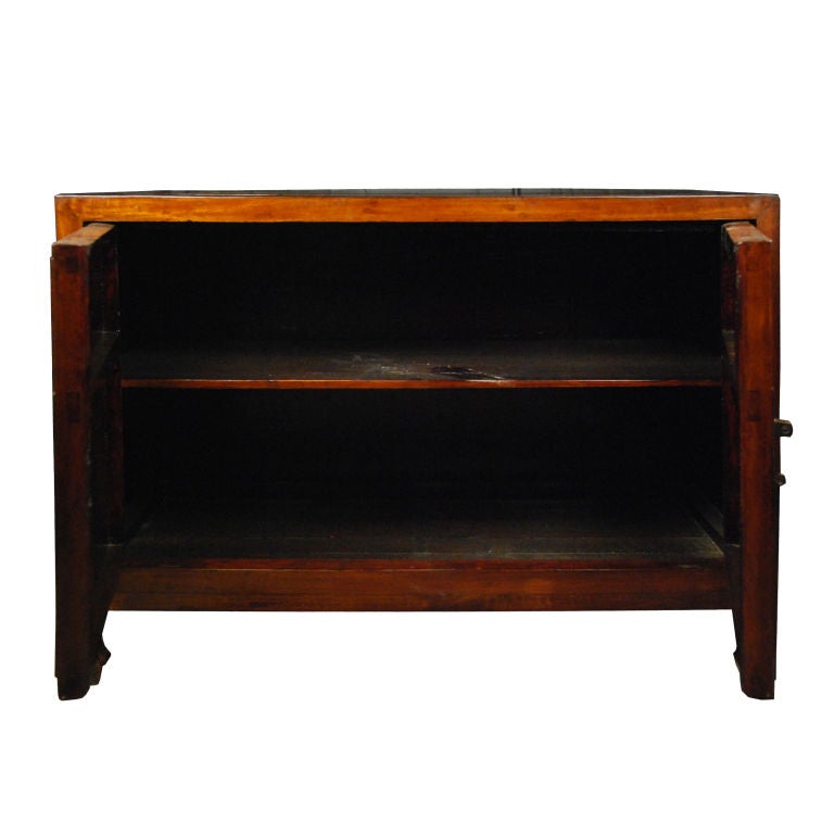 Chinesische niedrige getäfelte Kommode des 19. Jahrhunderts (Paar verfügbar)