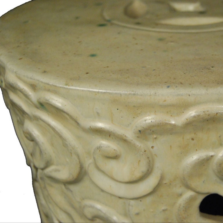 A 20th Century Chinese cream glazed garden stool depicting billowing clouds and a coin on top.

Pagoda Red Collection #BJA057


Keywords:  Table, side, end, cocktail, coffee, stool, bench