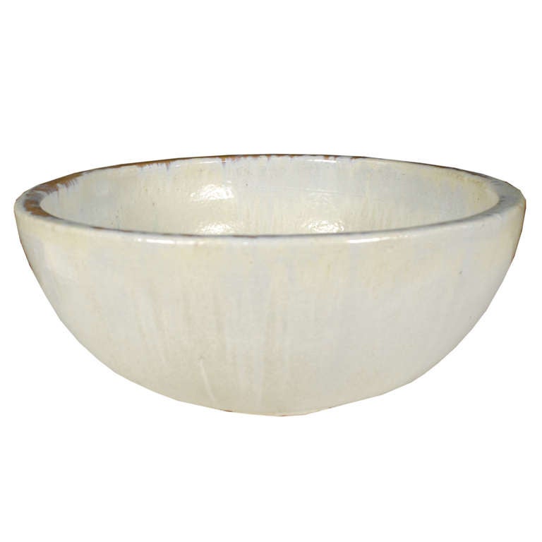 A beautiful cream vessel. This Southern Chinese vessel is made of glazed ceramic.

Pagoda Red Collection # BJC058