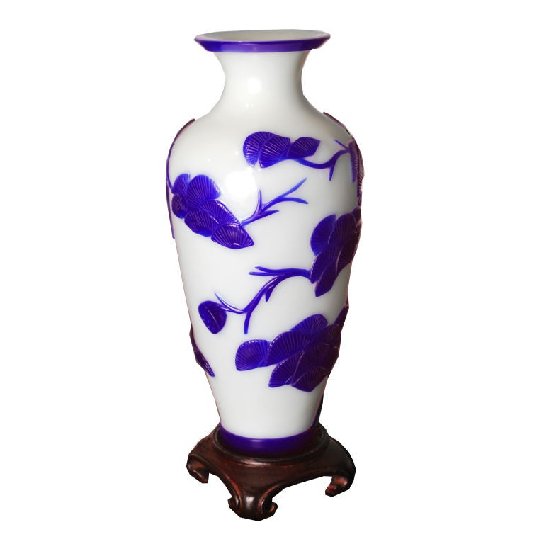 19th Century Chinese Blue and White Peking Glass Vase In Excellent Condition In Chicago, IL