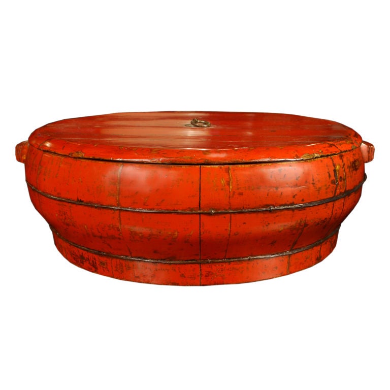 A 19th century Chinese cinnabar lacquered wedding box with lid and brass hardware.

Pagoda Red Collection #:  CAH054


Keywords:  Box, tray, bowl, basin, planter, bucket, pot, urn, vase