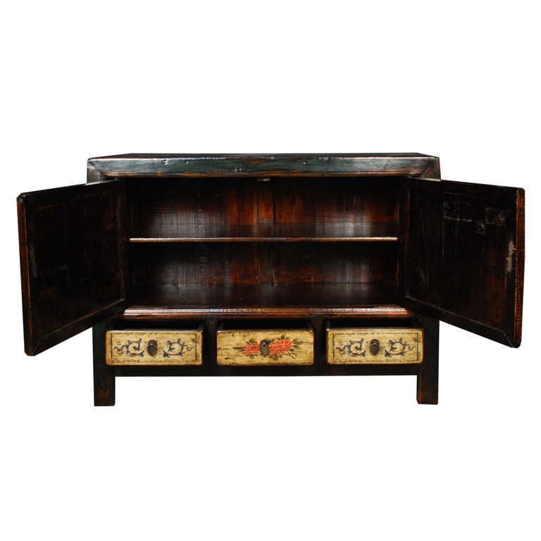 Early 20th Century Chinese Floral Painted Tea Chest In Excellent Condition In Chicago, IL