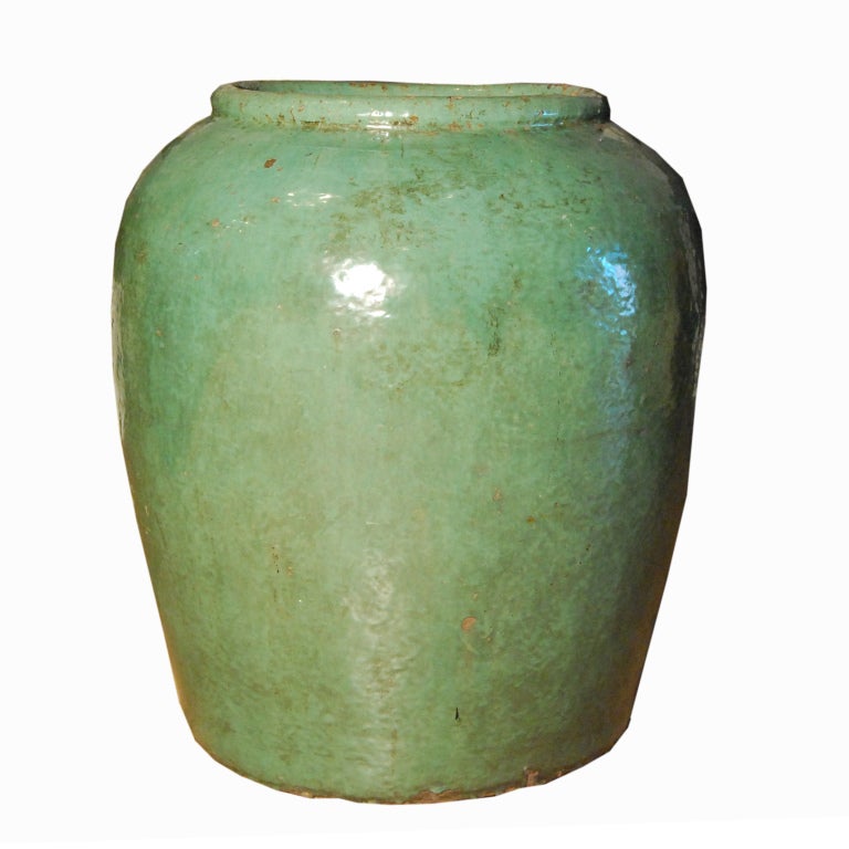 A 19th century Chinese celadon glazed ceramic urn with wide opening.

Pagoda Red Collection #:  L101


Keywords:  Urn, vase, vessel, jar, pot, planter, bowl, outdoor, garden, patio