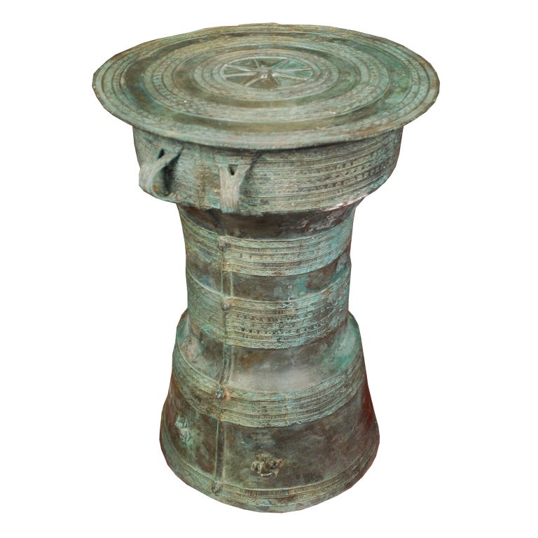 A 20th century Thai bronze Dong Son style rain drum side table with fish and snail decoration.

Pagoda Red Collection #:  RD1318G


Keywords:  Table, side, end, cocktail, coffee, bedside, night stand
