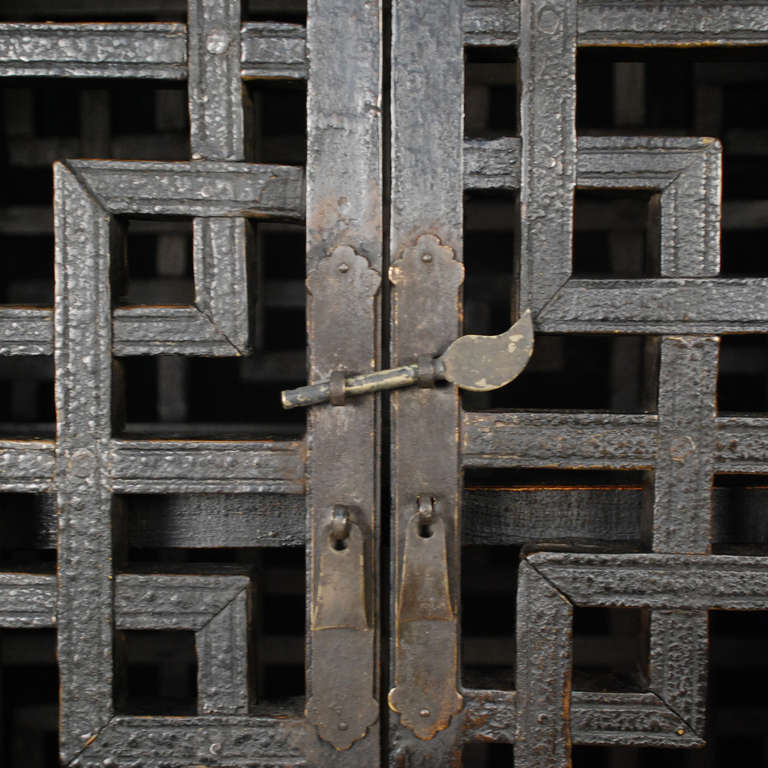 Poplar Early 20th Century Chinese Four-Sided Lattice Collector's Cabinet