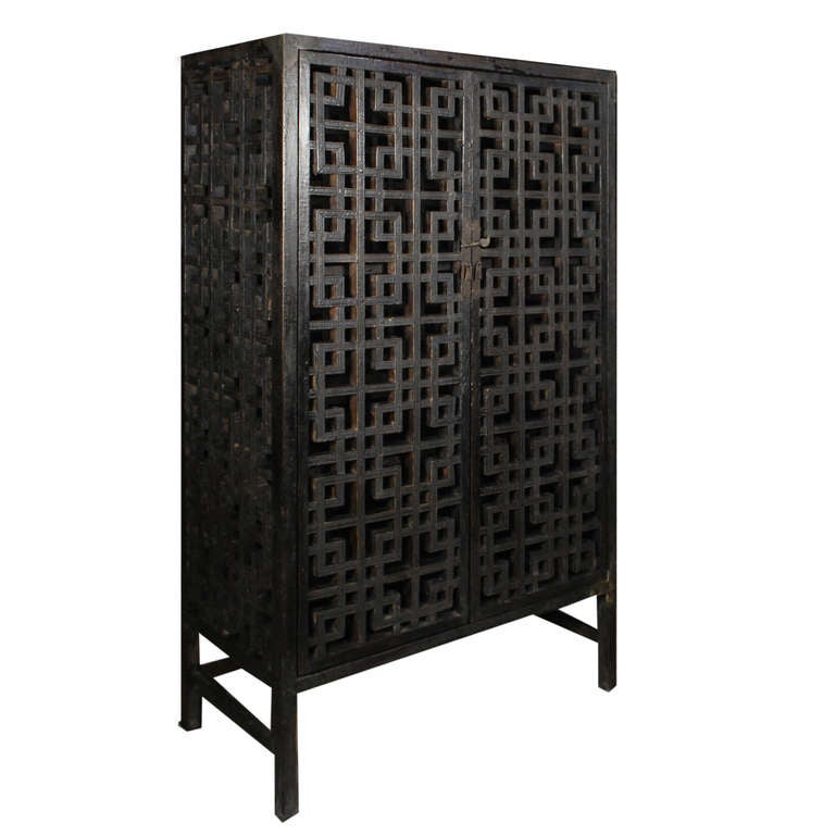 Early 20th Century Chinese Four-Sided Lattice Collector's Cabinet In Excellent Condition In Chicago, IL