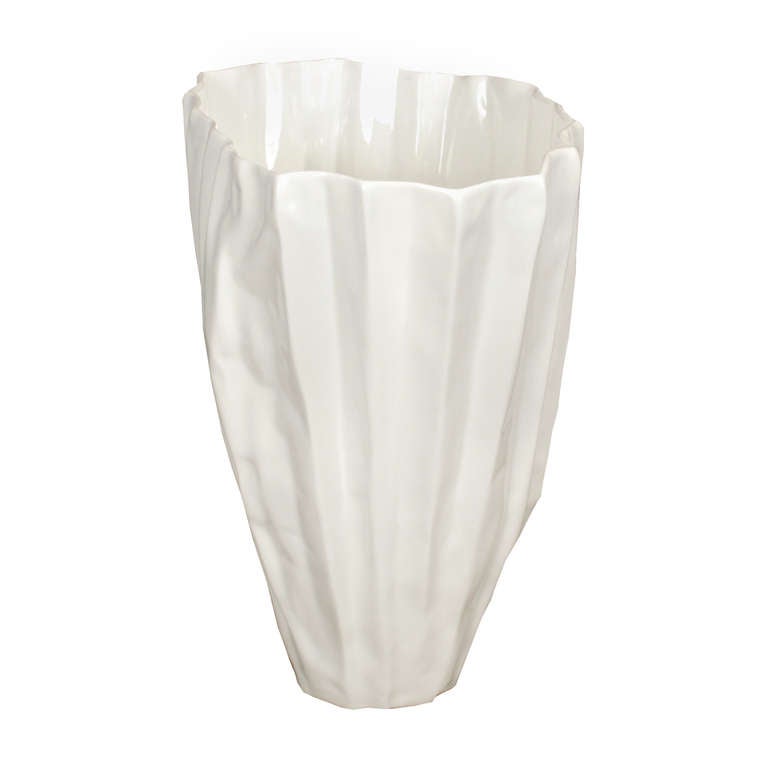 A hand-built porcelain vase meant to mimic the crinkled surface of aluminum foil, a material that can't be handled without changing its shape.  

Pagoda Red Collection #:  XDA012

Keywords:  Vase, bowl, vessel, urn, jar