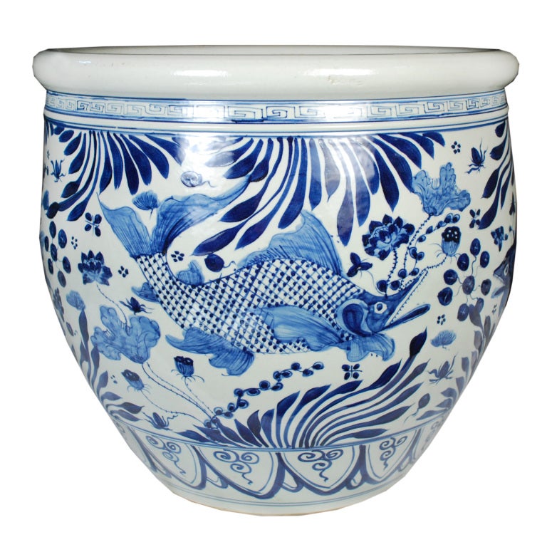 An aerly 20th century Chinese blue and white glazed porcelain bowl with painted fish and lotus flowers.

Pagoda Red Collection #:  BJAA092D


Keywords:  Bowl, basin, vessel, planter, cachepot, garden, outdoor, patio