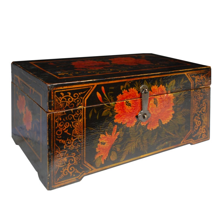 Early 20th Century Chinese Painted Box In Good Condition In Chicago, IL