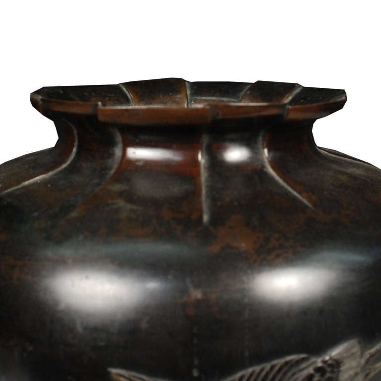 Early 20th Century Japanese Bronze Urn with Cranes In Excellent Condition In Chicago, IL