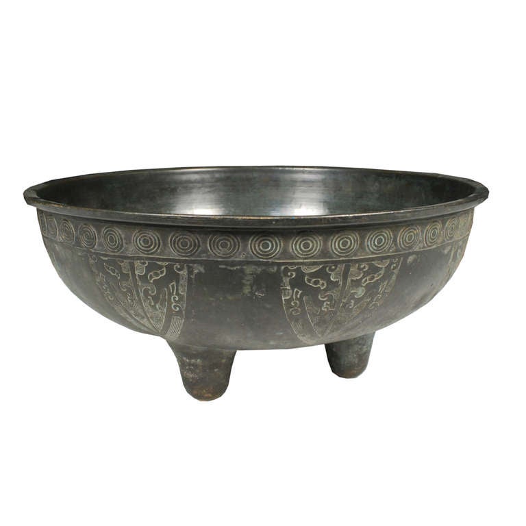 19th Century Chinese Tri-Legged Bronze Water Basin In Excellent Condition In Chicago, IL