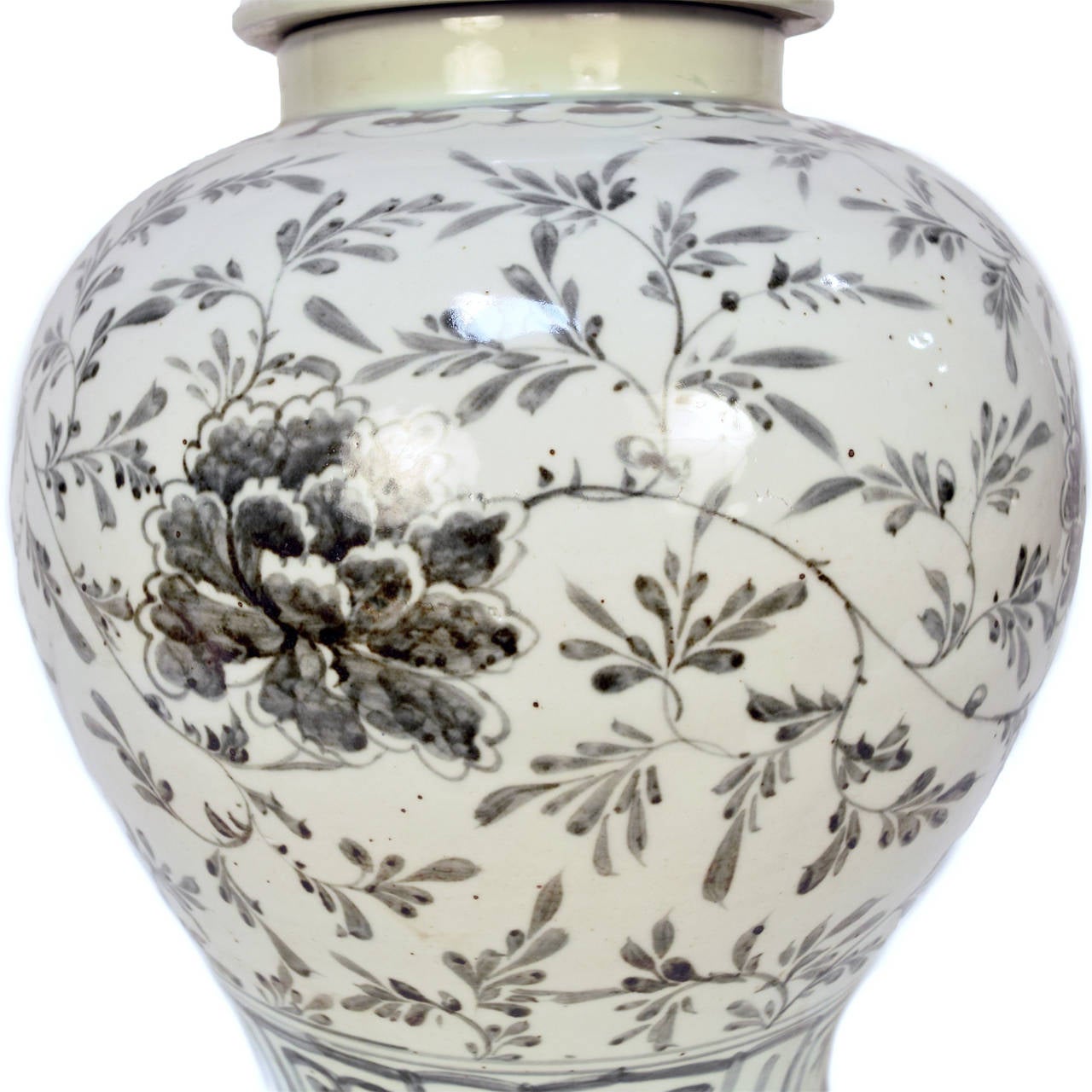 Vintage Chinese Peony Ginger Jar In Excellent Condition In Chicago, IL
