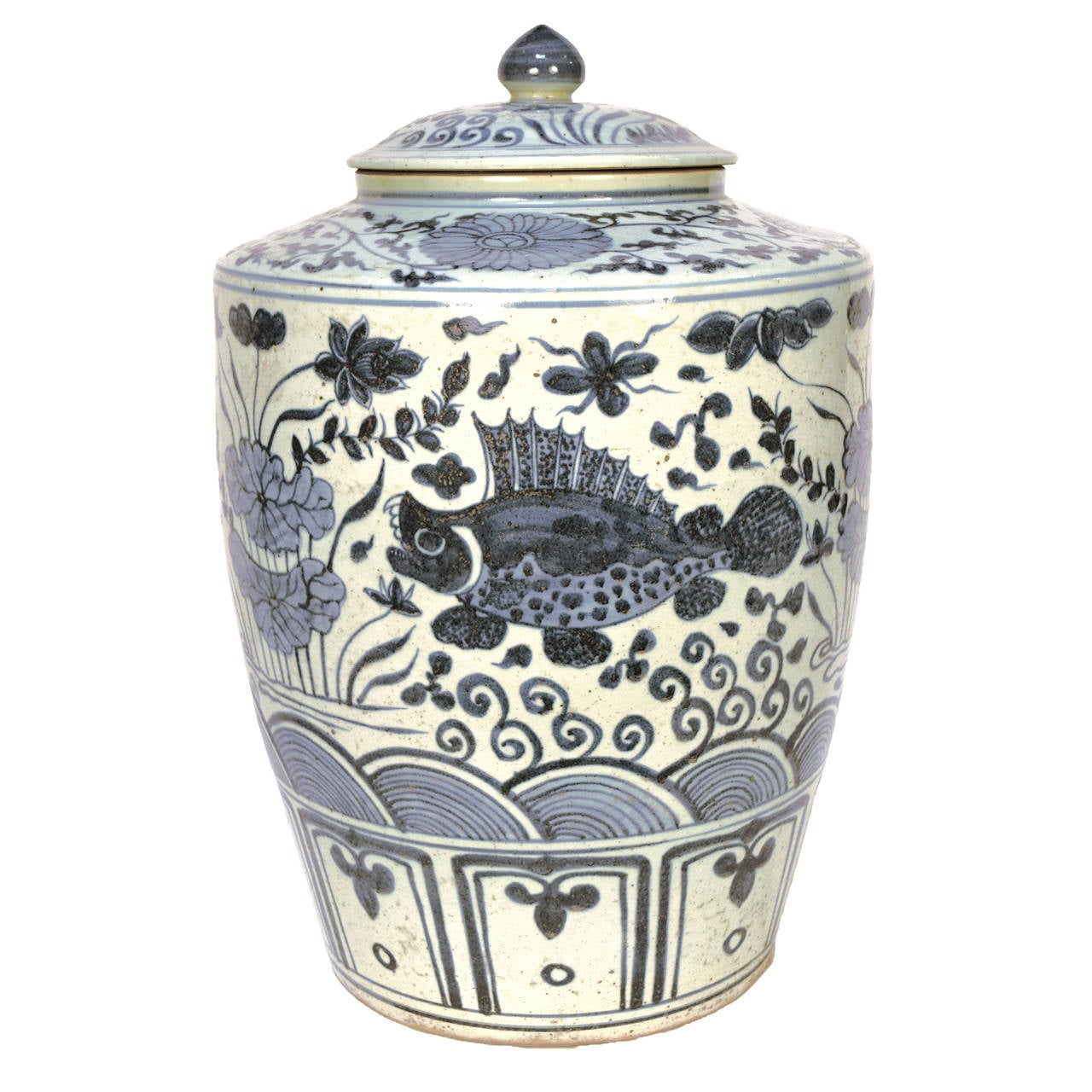 Early 20th Century Chinese Blue and White Fish Tea Leaf Jar In Excellent Condition In Chicago, IL