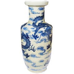 Vase rouleau chinois du 19ème siècle avec dragons au milieu de nuages