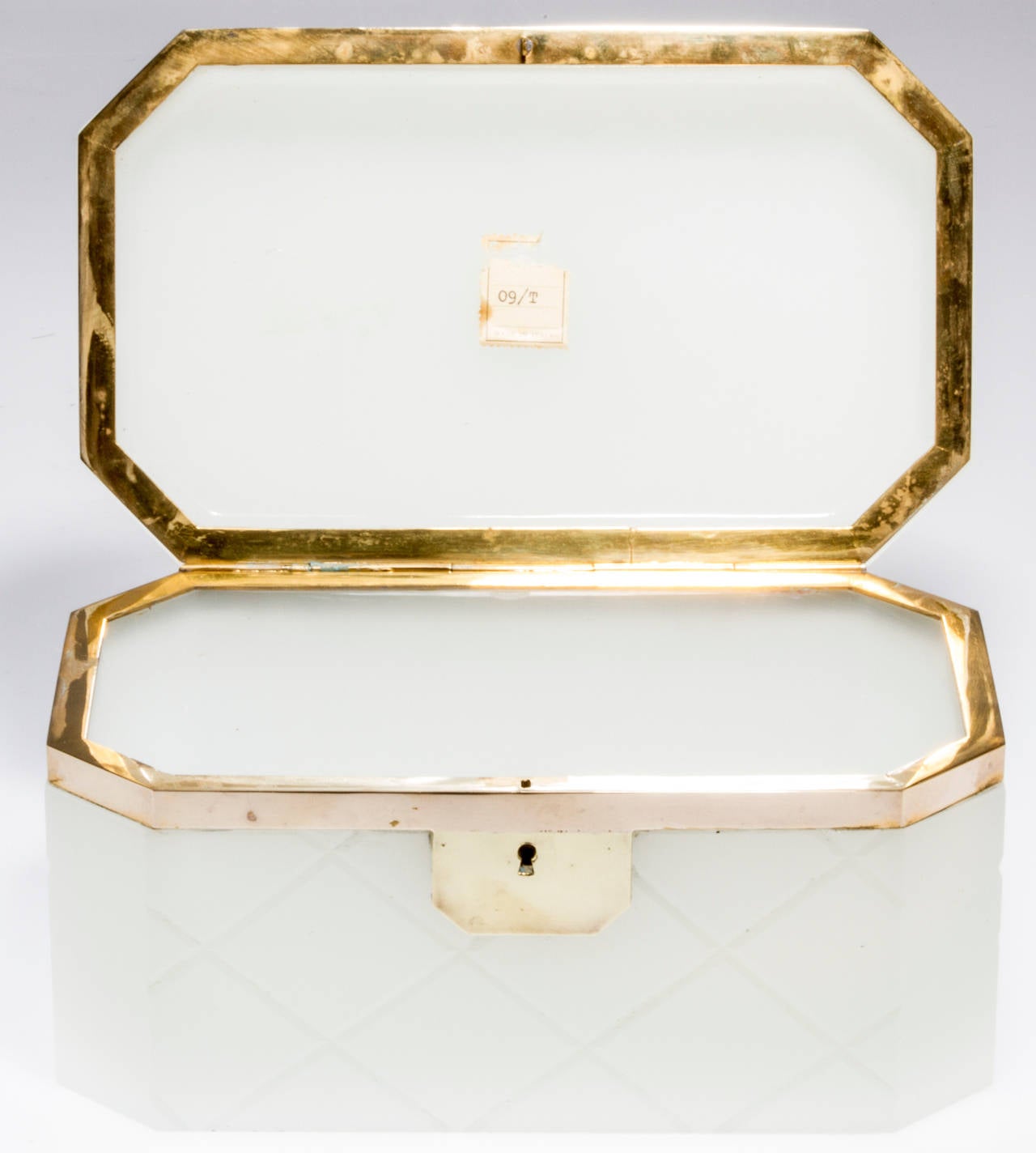Large White Cenedese Opaline Locking Box In Excellent Condition In Chicago, IL