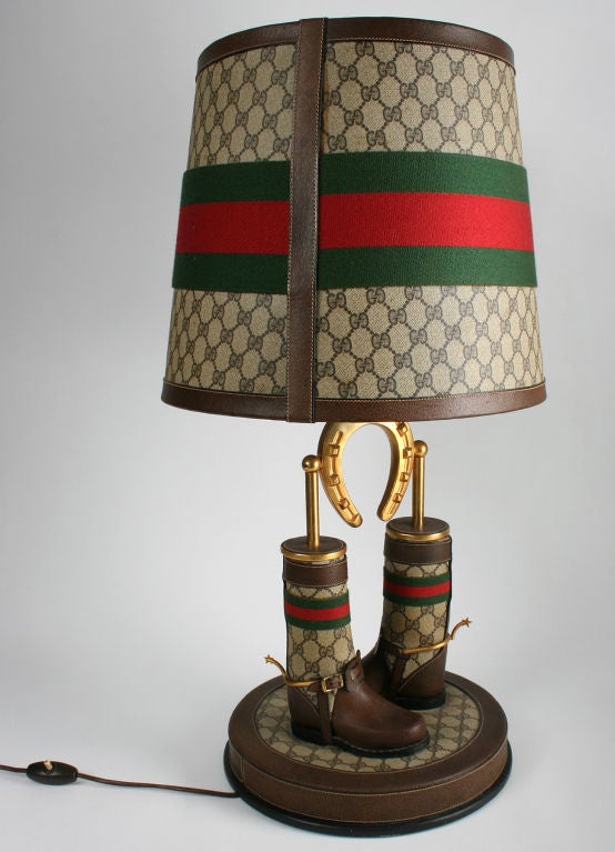 Diese Lampe ist wunderbar. Zu den Elementen gehören Stiefel mit Sporen, ein Hufeisen und natürlich Gucci.