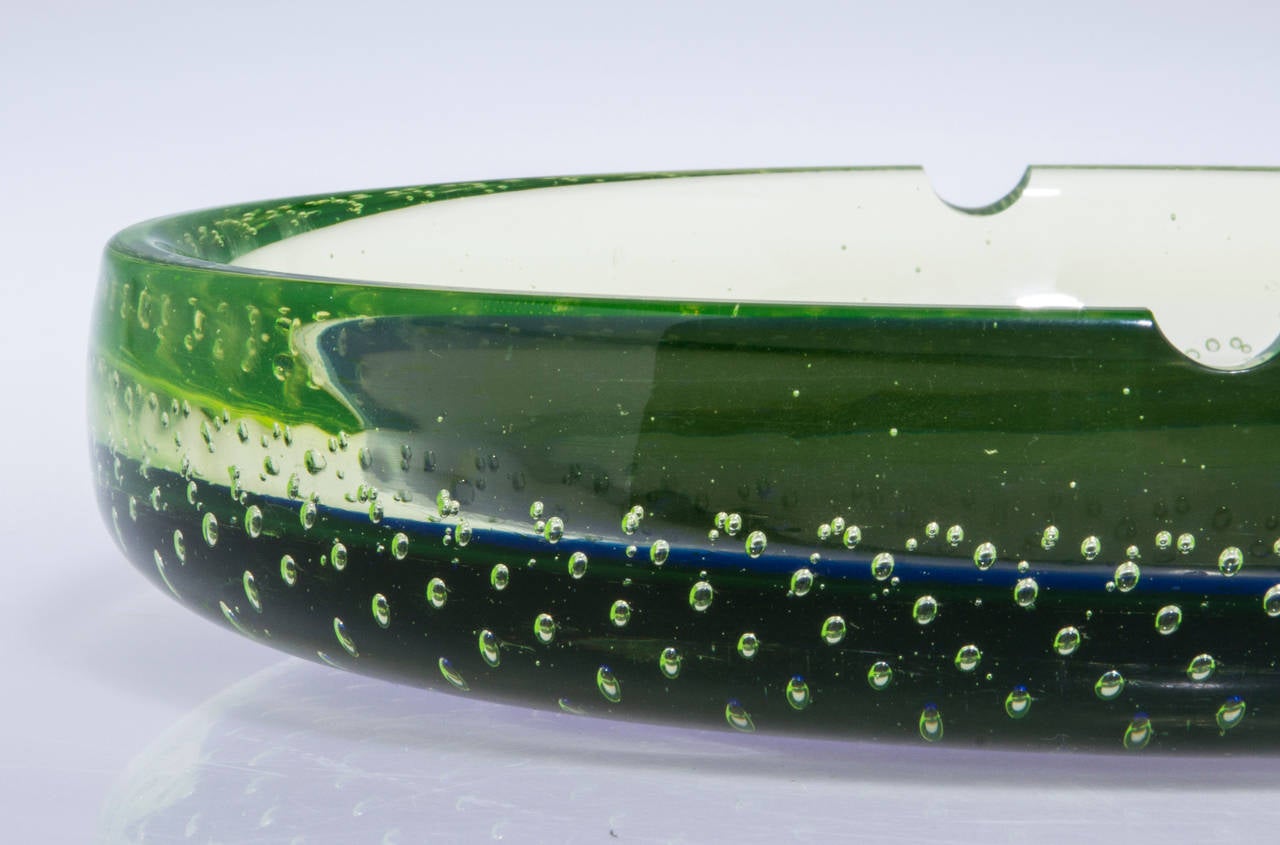 Large Galliano Ferro Uranium Glass Ash Tray with a Bullicante Effect In Excellent Condition In Chicago, IL