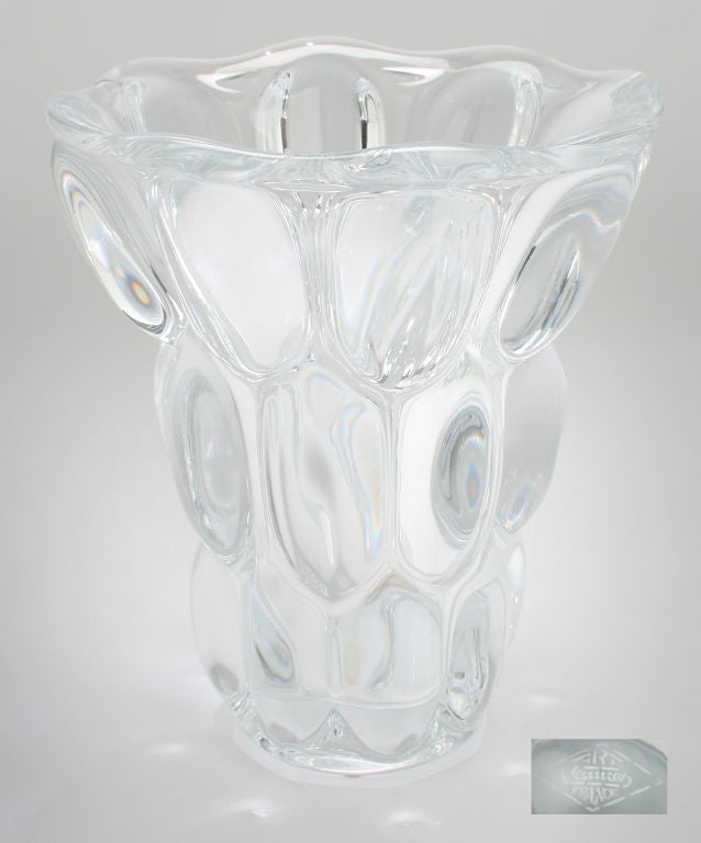 This is a beautiful and heavy piece of glass, it refracts light beautifully.