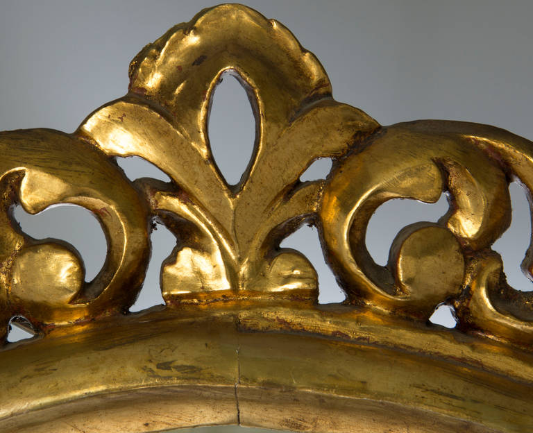 Italian Round Hand Carved Gold Gilt Mirror