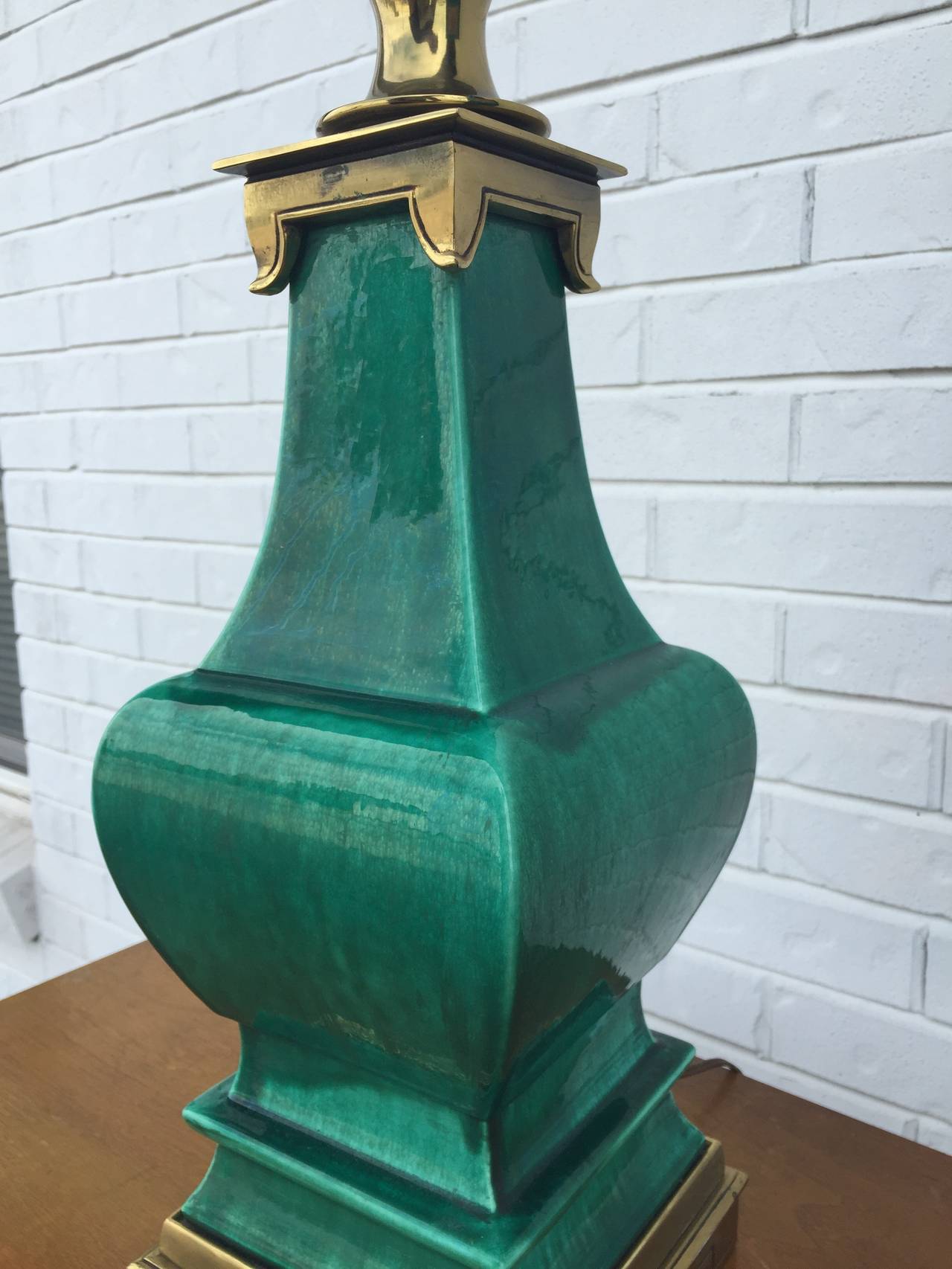 Imperial green glazed chinoiserie ceramic lamp with brass fittings, made by Stiffel, 1950s.