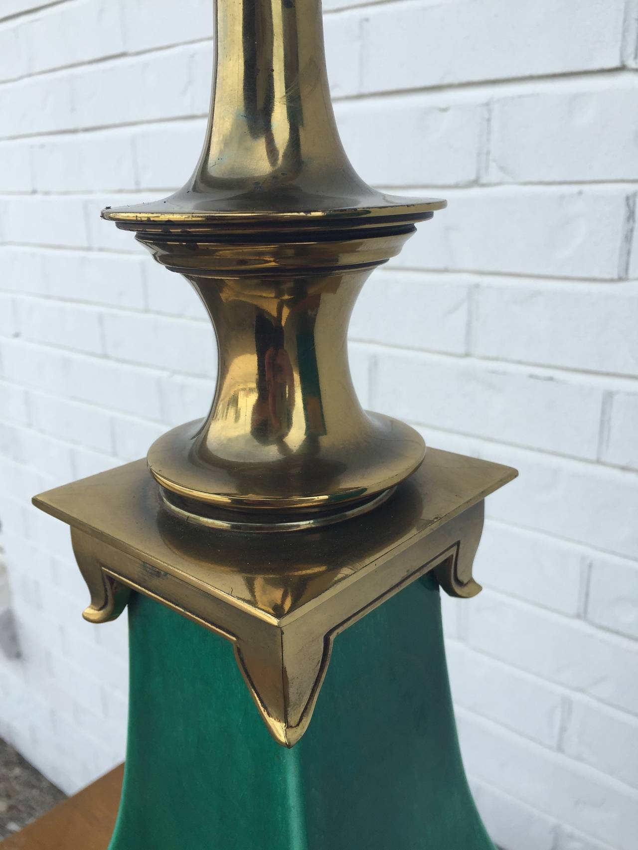 Midcentury Chinoiserie Ceramic and Brass Table Lamp by Stiffel In Good Condition In St. Louis, MO