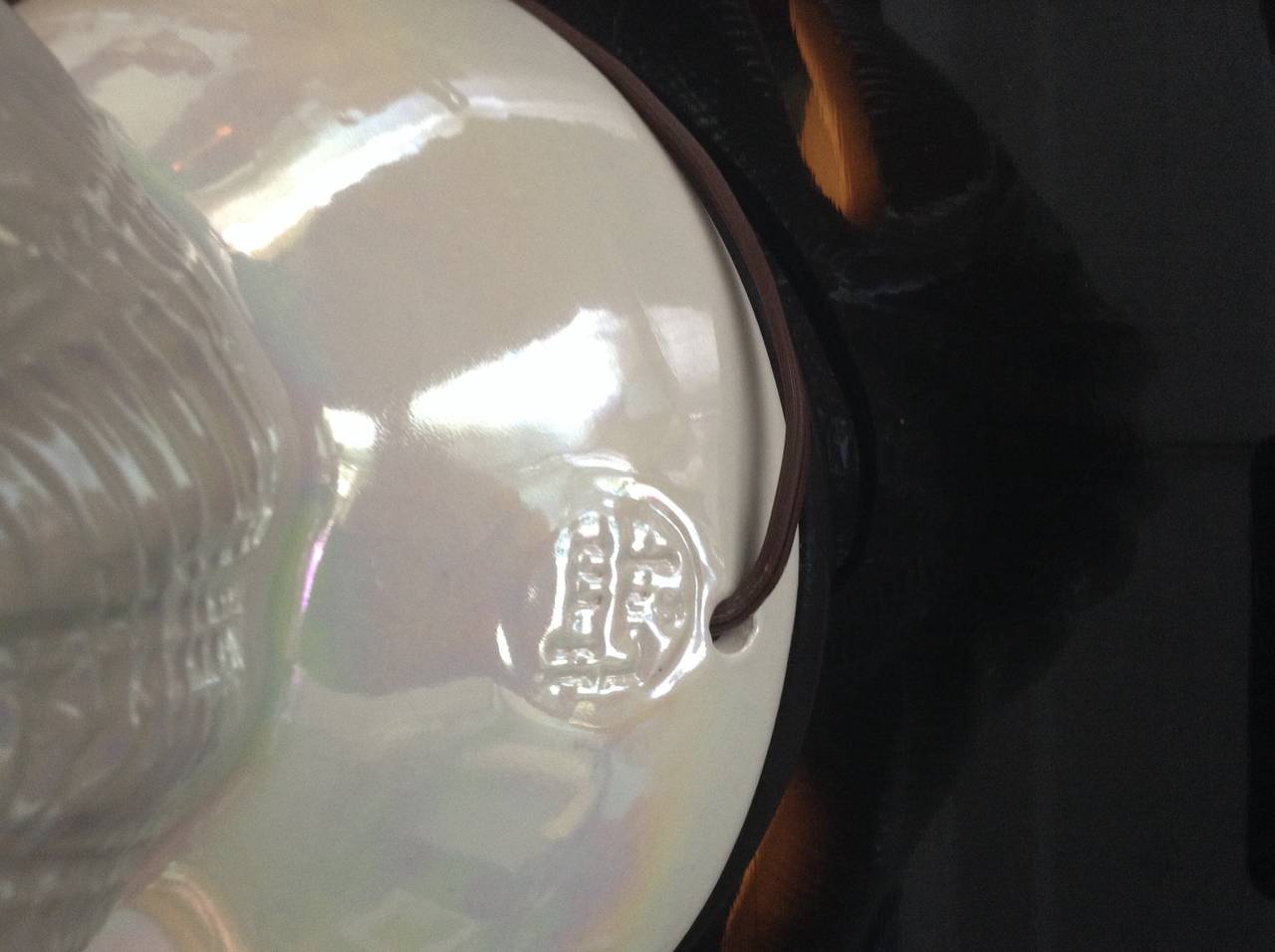 Ceramic lamp in form of a clam shell with a 