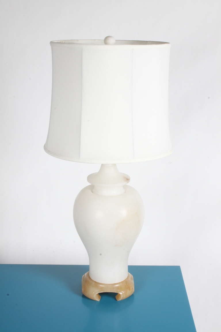 Große italienische Alabaster-Lampe aus der Mitte des Jahrhunderts (Moderne der Mitte des Jahrhunderts) im Angebot