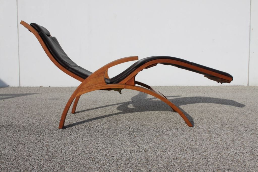 Chaise lounge designed by Tom and David Moser, designed in 2000, this production is from 2003, signed Thos. Moser, handcrafted sinuous cherry wood frame with chocolate brown leather cushion, the lounge adjusts by simply leaning back.