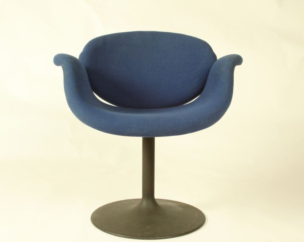 Pair of Pierre Paulin little tulip chairs for Artifort, circa 1965, swivel, enameled metal bases with upholstered sculptural form seats and back, pricing includes chairs to be reupholstered and bases repainted, 28 W x 29.5 H x 24 D.

Seat 17.75