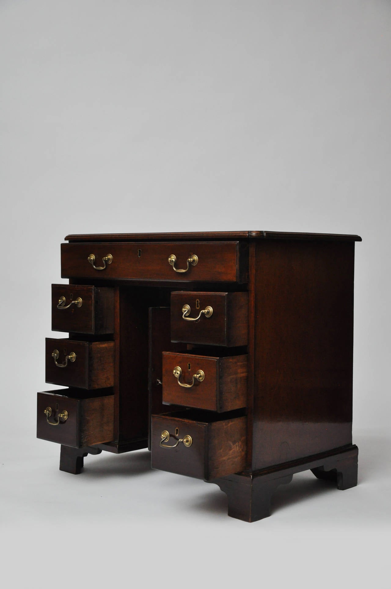 British George III Mahogany Kneehole Desk, Late 18th Century For Sale