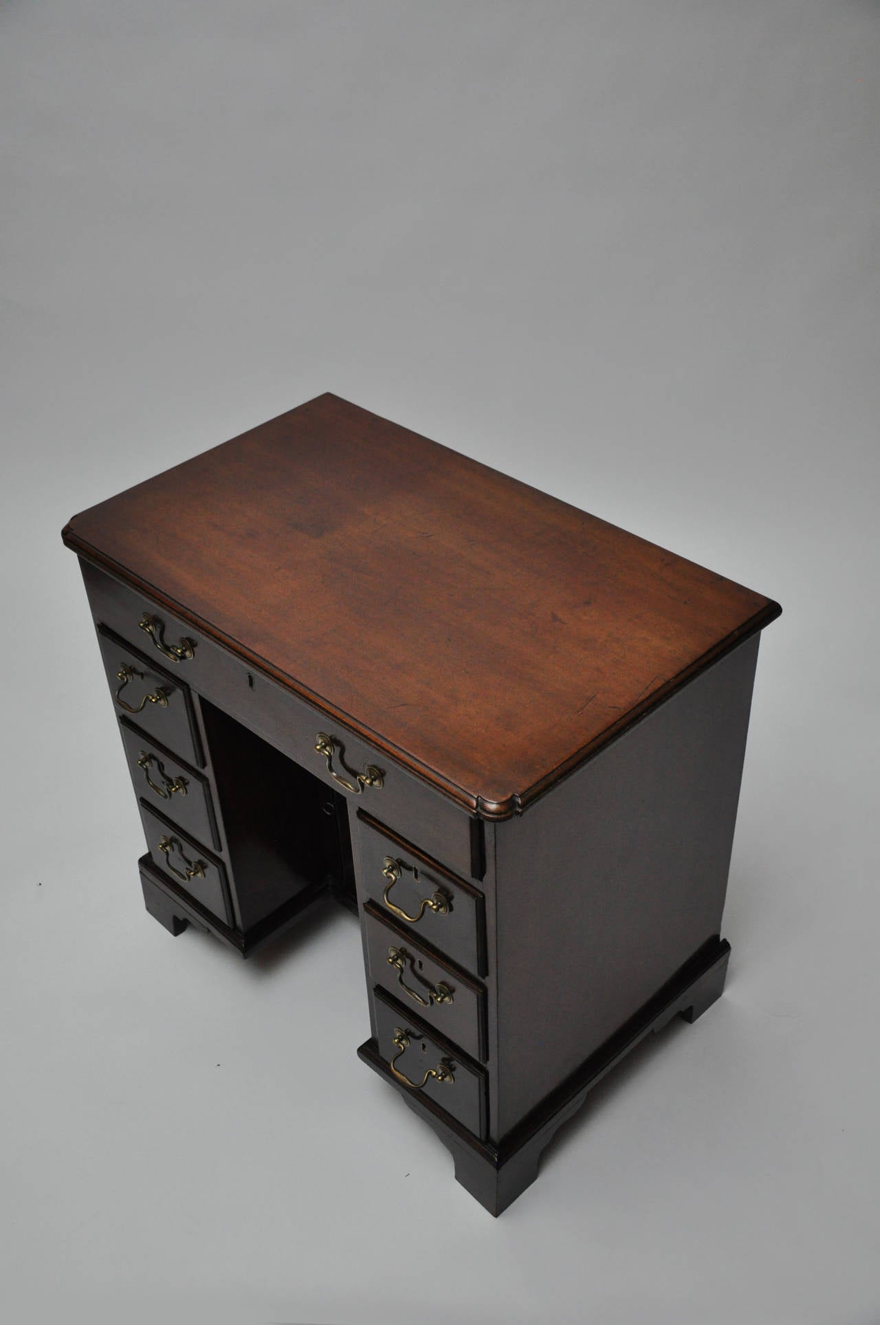 George III Mahogany Kneehole Desk, Late 18th Century In Good Condition For Sale In Hinsdale, IL