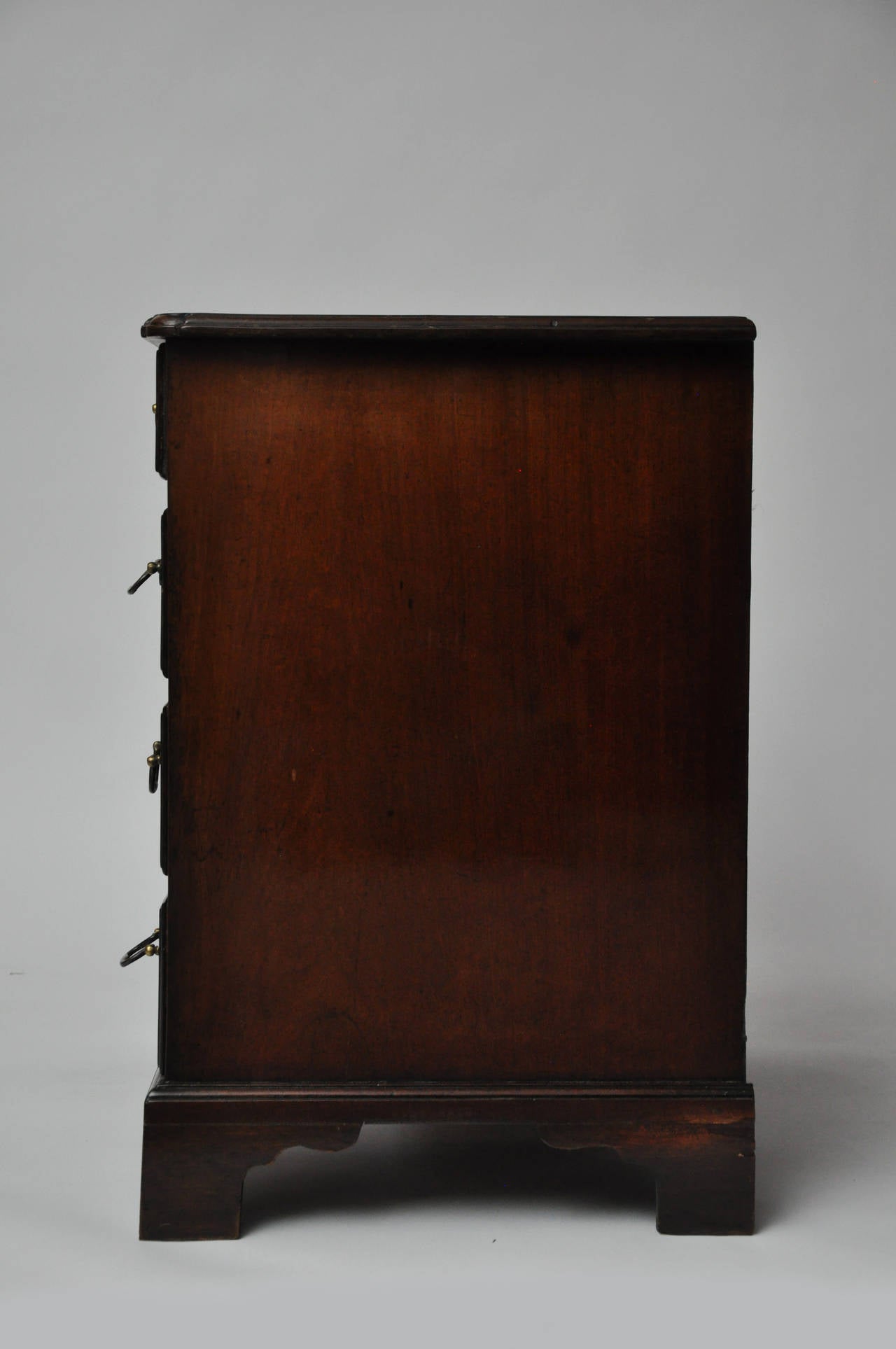 George III Mahogany Kneehole Desk, Late 18th Century For Sale 2