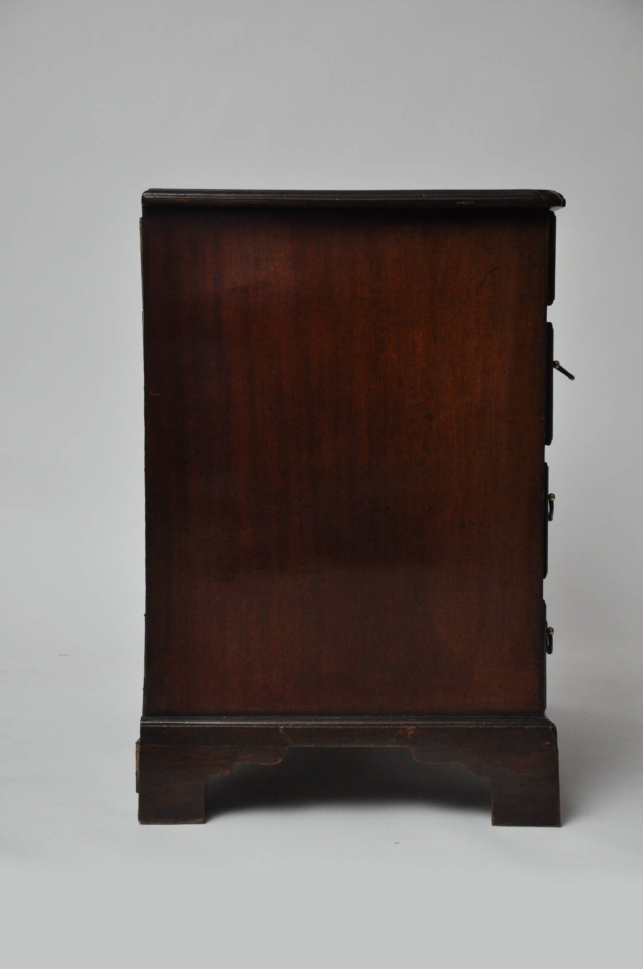 George III Mahogany Kneehole Desk, Late 18th Century For Sale 3