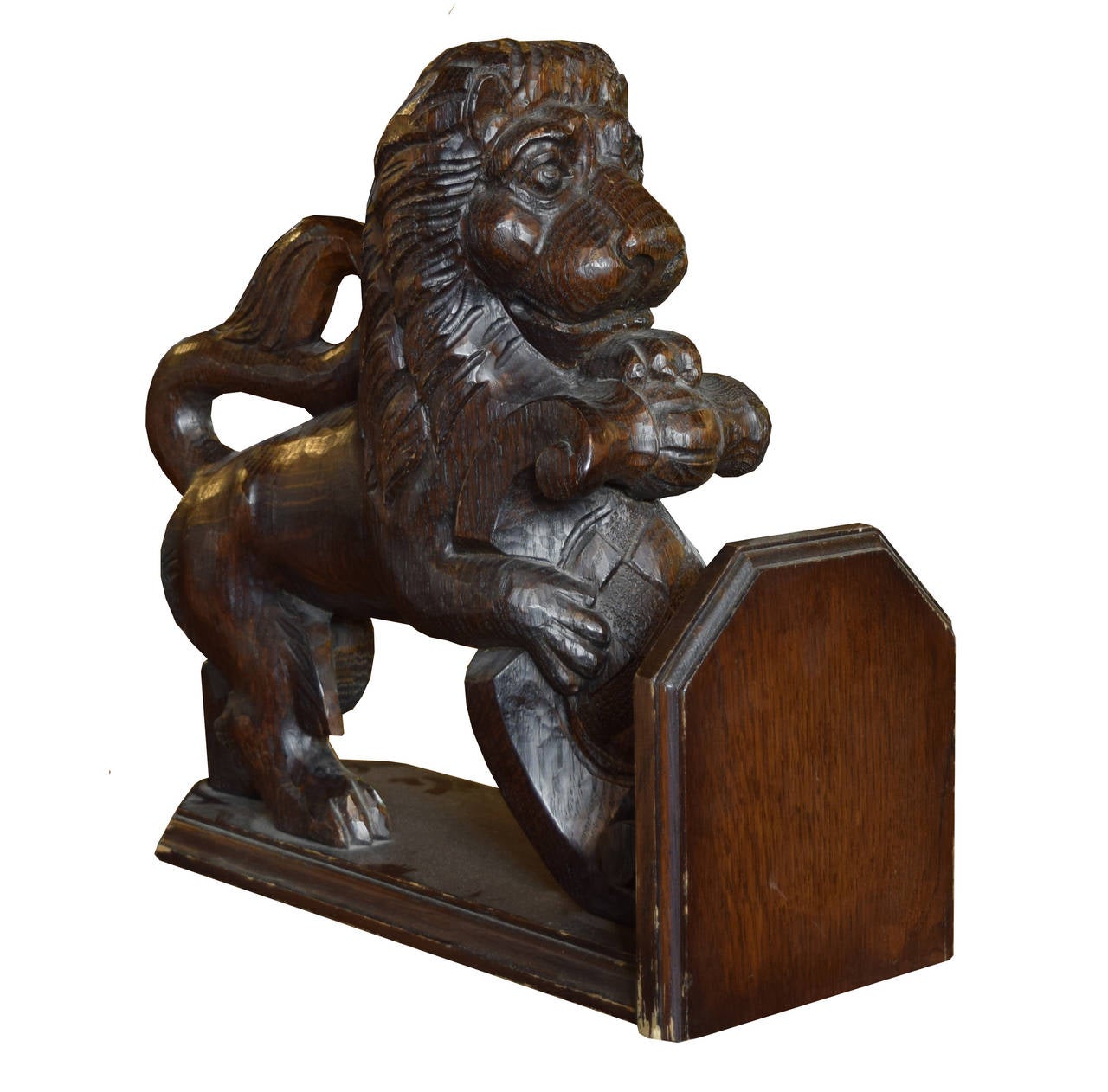 Pair of Carved Wood Lions In Excellent Condition In Chicago, IL