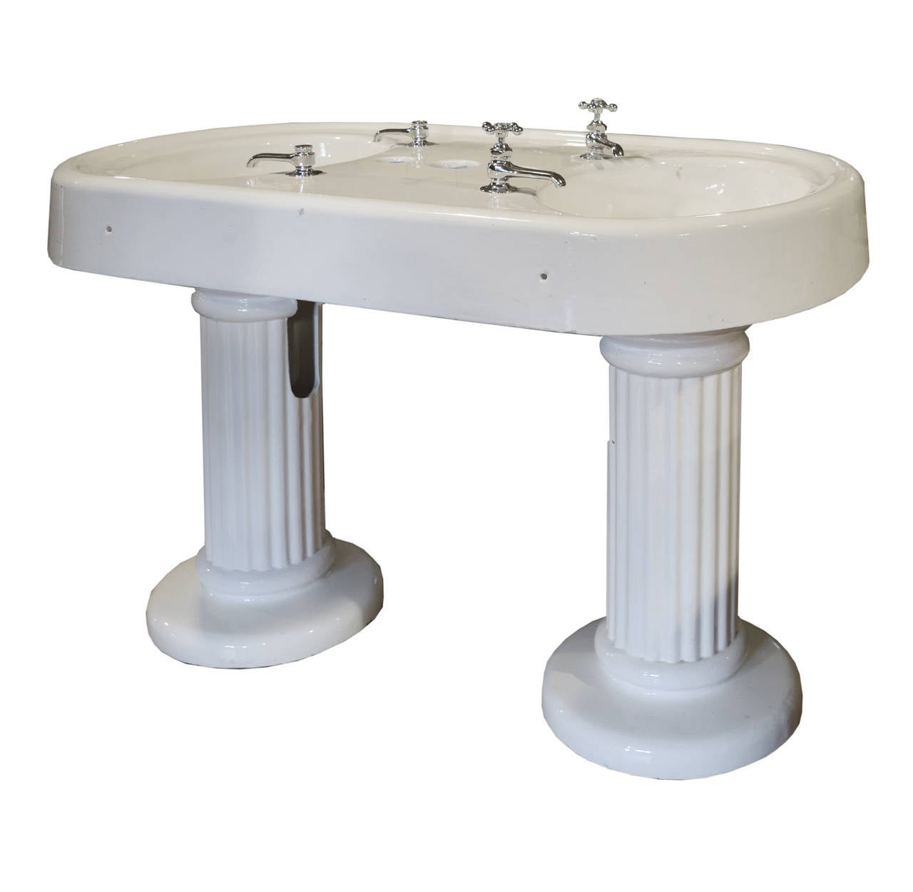 An early 20th century double-sided barber’s sink. This pedestal sink has been re-glazed in porcelain and has new fixtures.