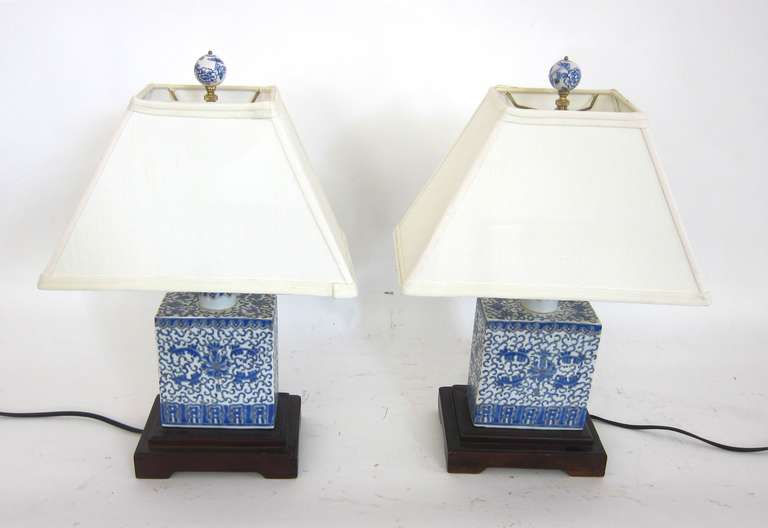 A Pair of Blue and White Chinese Tea Container Lamps In Excellent Condition In Sarasota, FL