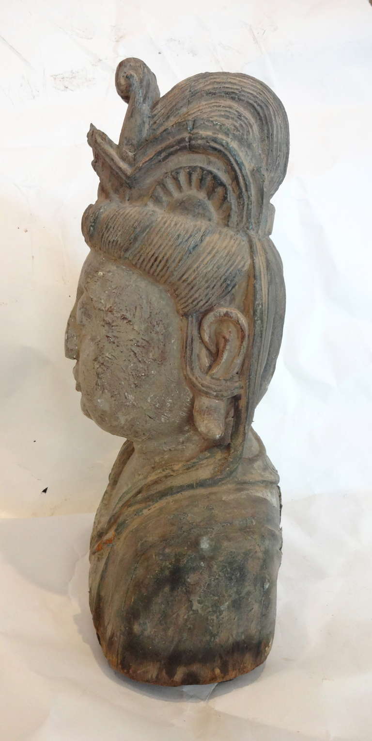 Chinese Guan Yin wooden bust In Excellent Condition In Sarasota, FL