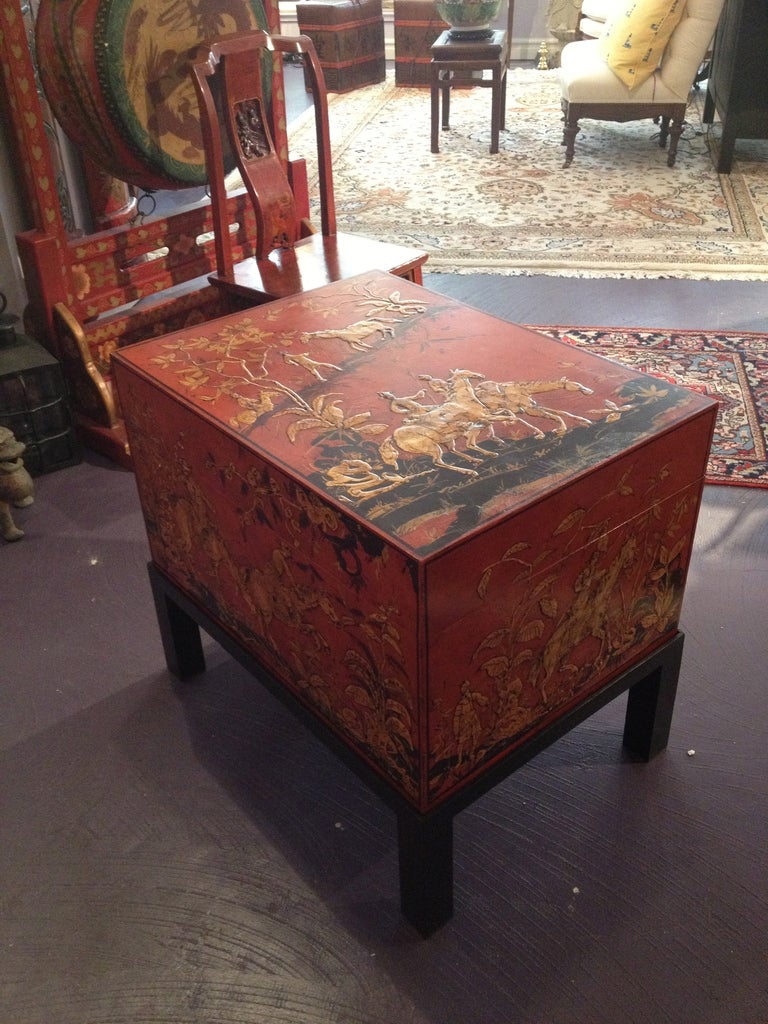 Paint Chinese Red Lacquered Trunk with Stand