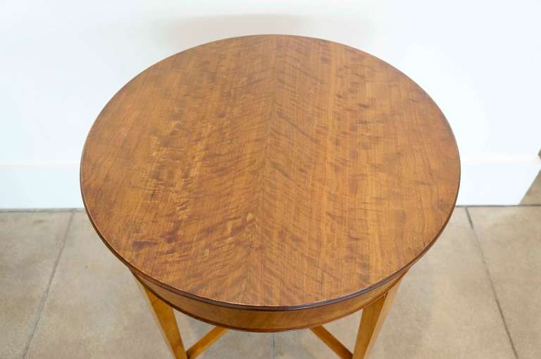 Refined Round Occasional Table In Good Condition In Los Angeles, CA