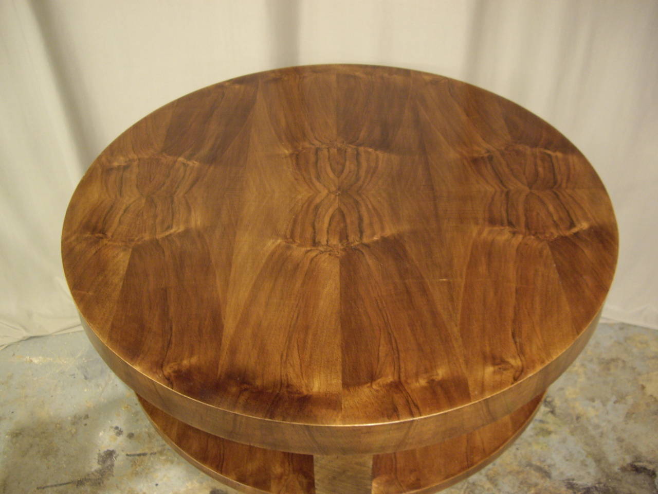 Veneer Round Elegant Walnut Art Deco Table